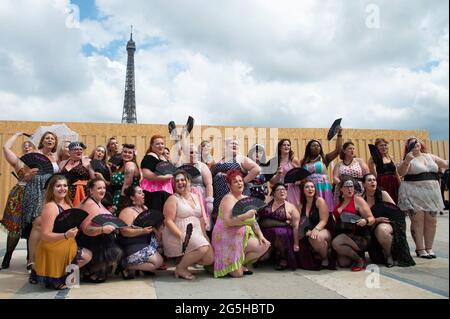 Paris, Frankreich. Juni 2021. Models laufen auf der Piste während der Show All sizes Catwalk im Rahmen der Paris Fashion Week am 27. Juni 2021 in Paris, Frankreich. Foto von Aurore Marechal/ABACAPRESS.COM Quelle: Abaca Press/Alamy Live News Stockfoto