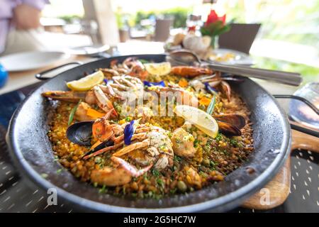 Philippinische Paella mit spanischer Küche auf dem Tisch Stockfoto