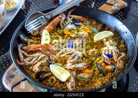 Philippinische Paella mit spanischer Küche auf dem Tisch Stockfoto