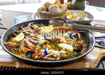 Philippinische Paella mit spanischer Küche auf dem Tisch Stockfoto