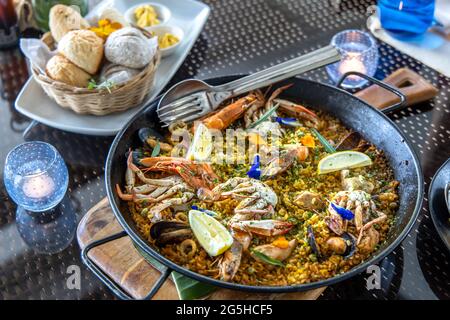 Philippinische Paella mit spanischer Küche auf dem Tisch Stockfoto