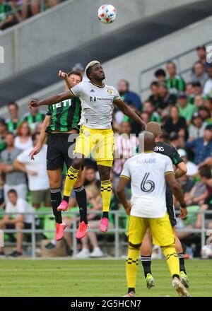 Austin, Texas, USA. Juni 2021. Columbus Crew-Stürmer Gyasi Zerdes (11) und Austin FC-Verteidiger Matt Besler (5) springen am 27. Juni 2021 in Austin, Texas, in der ersten Hälfte eines Major League Soccer-Spiels zwischen dem FC Austin und der Columbus Crew an die Spitze. Quelle: Scott Coleman/ZUMA Wire/Alamy Live News Stockfoto