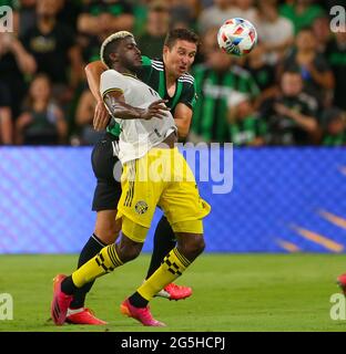 Austin, Texas, USA. Juni 2021. Der FC Austin-Verteidiger Matt Besler (5) kämpft in der zweiten Hälfte eines Major League Soccer-Spiels zwischen dem FC Austin und der Columbus Crew am 27. Juni 2021 in Austin, Texas, gegen Gyasi Zerdes (11) von der Columbus Crew. Die Teams spielten bis zu einem Unentschieden von 0-0. Quelle: Scott Coleman/ZUMA Wire/Alamy Live News Stockfoto