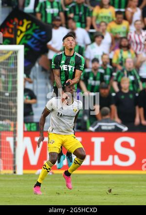 Austin, Texas, USA. Juni 2021. Der Austin FC-Verteidiger Julio Cascante (18) springt auf den Columbus Crew-Stürmer Gyasi Zerdes (11), um in der ersten Hälfte eines Fußballspiels der Major League zwischen dem Austin FC und der Columbus Crew am 27. Juni 2021 in Austin, Texas, einen Kopfball zu versuchen. Quelle: Scott Coleman/ZUMA Wire/Alamy Live News Stockfoto