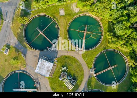 Panorama-Luftaufnahme auf Kläranlagen Belüftung Wasseraufbereitungstanks für moderne Kläranlage Stockfoto