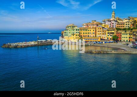 Großer Sommer Strand Ziel und schöne Aussicht mit bunten mediterranen Gebäuden an der Küste, Bogliasco, Ligurien, Italien, Europa Stockfoto