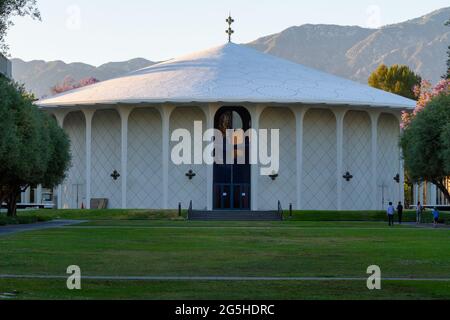 Auditorium auf dem caltech-Campus mit den Bergen von San Gabriel im Hintergrund Stockfoto