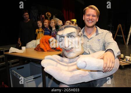 Bautzen, Deutschland. Juni 2021. Stephan Siegfried, Abteilungsleiter des Puppentheaters und Regisseur, steht zum 60-jährigen Jubiläum des Puppentheaters auf der Bühne. Puppen aus sechs Jahrzehnten warten nun endlich hinter der Bühne auf ihren Auftritt. Der Thriller 'Verfitt und zunäht' ist eine Produktion anlässlich des 60. Jubiläums des Bautzener Puppentheaters. (An dpa: 'Bautzener Puppenbühne: 60 Jahre 'Verfitt und zugenäht') Quelle: Miriam Schönbach/dpa-Zentralbild/dpa/Alamy Live News Stockfoto