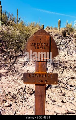 Tiefpunkt-Markierung entlang des 800 Meilen langen Arizona Trail, Arizona, USA Stockfoto