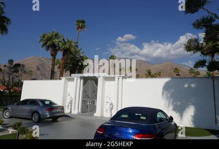 Palm Springs, Kalifornien, USA 24. Juni 2021 EINE allgemeine Sicht auf die Atmosphäre des ehemaligen Wohnhauses von Entertainer Liberace, Piazza Di Liberace, an der 1441 W. Kaweah Road in Vista Las Palmas am 24. Juni 2021 in Palm Springs, Kalifornien, USA. Foto von Barry King/Alamy Stockfoto Stockfoto