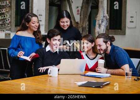 Junge lateinamerikanische Universitätsstudenten, die in Lateinamerika mit Computer studieren Stockfoto