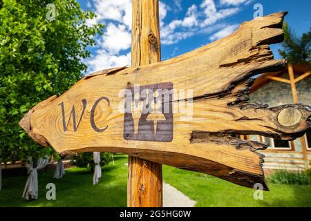 WC Holzpointer, WC-Schild wc outoor. Stockfoto