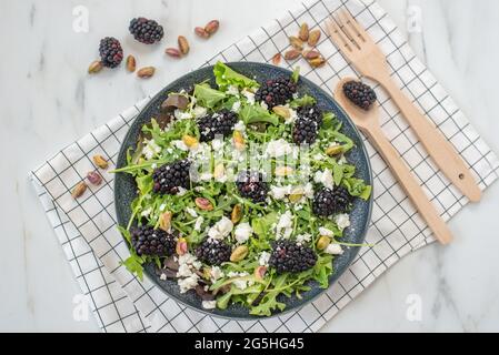 Sommersalat mit Feta-Käse und Brombeeren Stockfoto