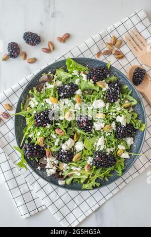 Sommersalat mit Feta-Käse und Brombeeren Stockfoto