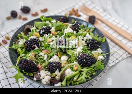 Sommersalat mit Feta-Käse und Brombeeren Stockfoto