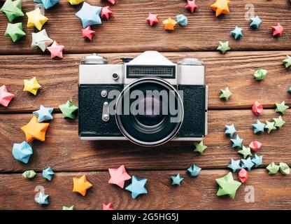 Analoge Retro-Kamera auf einem Holztisch. Stockfoto