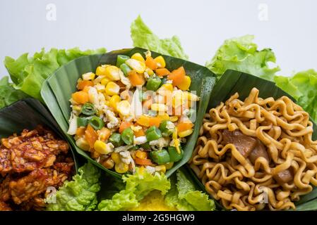 nasi tumpeng. indonesische Küche gelber Reis auf Bananenblatt Stockfoto