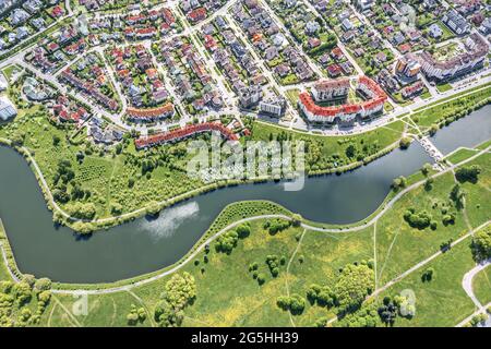 Vogelperspektive auf private Häuser im östlichen Wohnviertel von Minsk, Weißrussland. Panorama-Luftaufnahme an sonnigen Sommertagen. Stockfoto