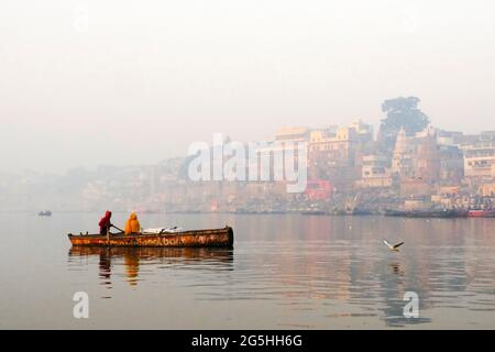 Feb 02, 2021, Indien, Varanasi Ganges Fluss Ghat mit alten Stadtarchitektur, wie von einem Boot auf dem Fluss bei Sonnenuntergang gesehen. Stockfoto