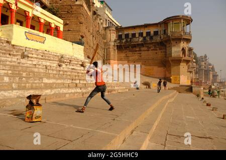 VARANASI, INDIEN, 04. FEBRUAR 2021, Unidentifizierte Kinder spielen Cricket auf den Ghats des heiligen Flusses Ganges, Uttar Pradesh, Indien. Stockfoto