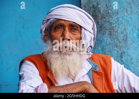 Ayodhya, Uttar Pradesh, Indien, 05. Februar 2021, Porträt eines ländlichen Dorfmenschen mit farbenfroher Kleidung in Ayodhya Stockfoto