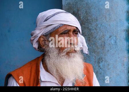 Ayodhya, Uttar Pradesh, Indien, 05. Februar 2021, Porträt eines ländlichen Dorfmenschen mit farbenfroher Kleidung in Ayodhya Stockfoto