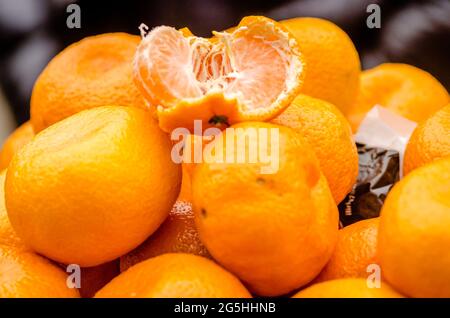 Reife Mandarinen zum Verkauf Stockfoto