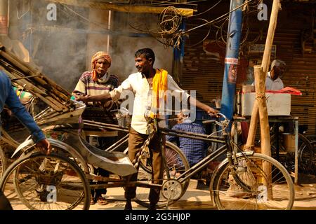 Varanasi, Uttar Pradesh, Indien - 05 2021. Februar, Markt der Heiligen Stadt Varanasi Verkehrsszene und überfüllte Straßen von Varanasi. Stockfoto