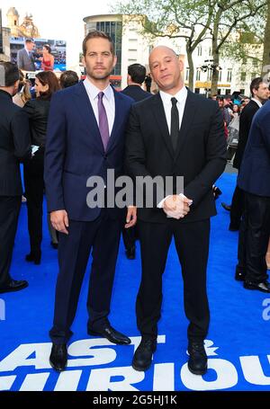 Datei-Foto vom 7/5/2013 von Paul Walker und Vin Diesel bei der Ankunft zur Premiere von Fast and Furious 6 am Empire Leicester Square, London. Diesel sagte, dass seine Freundschaft mit Walker das ist, was er aus seiner Zeit bei Fast and Furious am meisten schätze. Ausgabedatum: Montag, 28. Juni 2021. Stockfoto