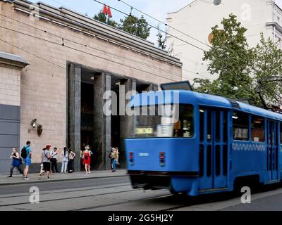 Moskau, Russland. Juni 2021. Blick auf eine Straßenbahn, die an der U-Bahn-Station vorbeifährt.abnorme Hitze in Moskau dauerte eine Woche vom 21. Bis 28. Juni 2021. Die Temperatur in Moskau vom 22. Juni bis 27. Juni übertraf den bisherigen Rekord um 1.6 Grad und erreichte plus 33.6, sagte Roman Vilfand, wissenschaftlicher Direktor des Hydrometeorologischen Zentrums. „die Temperatur wurde auf 33.6 Grad festgelegt, und sie wird nicht höher sein“, sagte Vilfand. Der Meteorologe erinnerte daran, dass der vorherige Temperaturrekord am 27. Juni 2013 erreicht wurde und 32 Grad betrug. Kredit: Mihail Tokmakov/SOPA Images/ZUMA Wire/Alamy Live Nachrichten Stockfoto