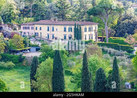 Villa mit Garten in italienischer Landschaft Stockfoto