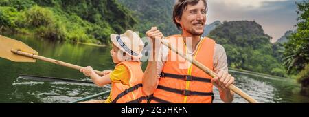 BANNER, LANGFORMAT Glückliche Familientouristen in Trang ein landschaftlicher Komplex in der Provinz Ninh Binh, Vietnam EIN UNESCO-Weltkulturerbe. Wiederaufnahme Stockfoto