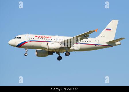 ST. PETERSBURG, RUSSLAND - 20. MÄRZ 2016: Nahaufnahme des Airbus A319-111 (Ei-EYM) von Rossiya Airlines Stockfoto