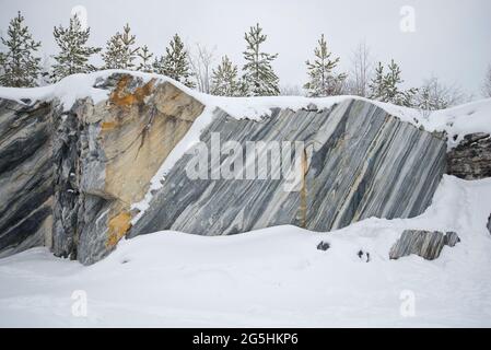Ein Marmor, der an einem bewölkten Januartag in einem alten Steinbruch aus der Nähe geschnitten wurde. Ruskeala, Karelien Stockfoto