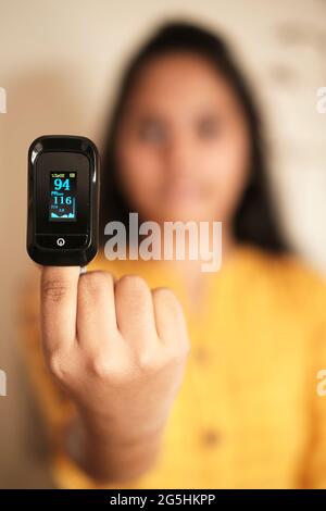 09. Mai 2021, Pune , Indien, Frauen mit Pulsoximeter-Gerät am Finger, Gesundheitsmonitoring-Konzept Stockfoto