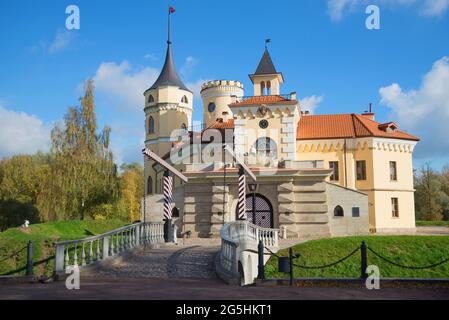 SANKT PETERSBURG, RUSSLAND - 04. OKTOBER 2016: Schloss BIP (Mariental) sonniger Oktobernachmittag. Pawlowsk Stockfoto