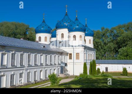 Kathedrale zu Ehren der Erhöhung des Heiligen und lebensspendenden Kreuzes des Herrn des Klosters St. Georg an einem sonnigen Julitag. Weliki Nowgorod, Russi Stockfoto