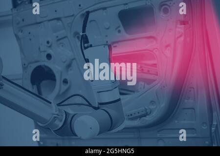 Qualitätskontrolle der hergestellten Maschinenteile mit einem automatischen Roboter für das 3D-Scannen der Eisentür. Stockfoto
