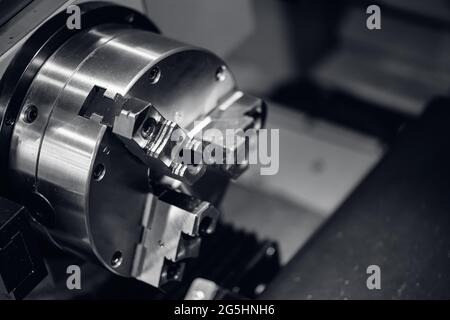 Nahaufnahme Reitstock Detail-Maschine CNC-Fräsen verarbeitet Stahlteil auf industrieller Fabrik. Stockfoto