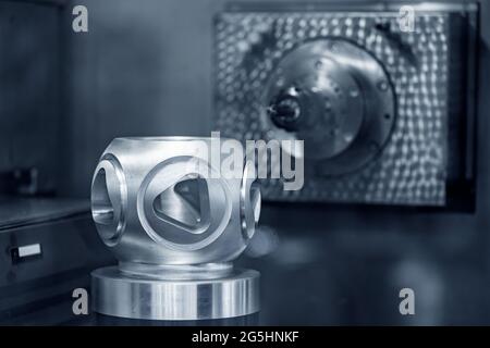 CNC-Hochpräzisions-Metallbearbeitungsmaschine Prozess der Herstellung. Industrieautomation Fabrik Mühle Bohrtechnik arbeiten. Stockfoto