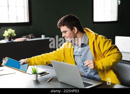 Down-Syndrom-Mann, der die Bildungsklasse im Gemeindezentrum besucht, einschließlich der Behinderten. Stockfoto