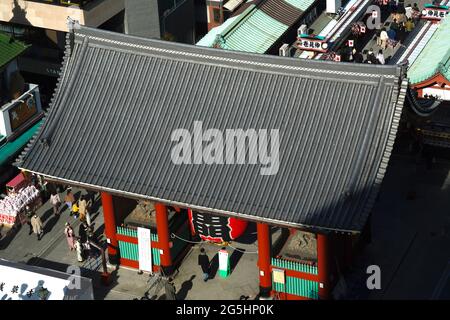 Blick vom Asakusa Besucherzentrum der Besucher am Kaminari-mon-Tor des Sensoji-Tempels am 3. Tag der japanischen Neujahrsfeiertage, Asakusa, Tokio, Japan. Stockfoto