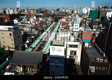 Blick vom Asakusa Besucherzentrum der Besucher im Nakamise-dori des Sensoji-Tempels am 3. Tag der Neujahrsfeiertage in Japan, Asakusa, Tokio, Japan. Stockfoto