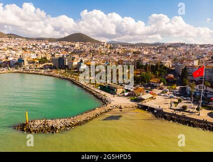Blick von der Drohne von Kusadasi auf die türkische Ägäis-Küste Stockfoto