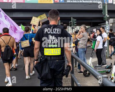 Berlin, Deutschland - 26. Juni 2021 - Rückansicht eines Polizisten am Rande der Demonstration des Christopher Street Day (CSD) in Berlin Stockfoto