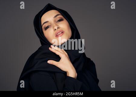 muslimische Frau in schwarzen Hijab Religion dunklen Hintergrund Stockfoto