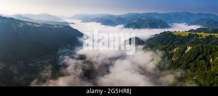 Cerkev Marijinega, Slowenien - Luftpanorama eines sonnigen und bewölkten Sommermorgens in den slowenischen alpen mit Marienkirche (Cerkev Marijinega) Stockfoto