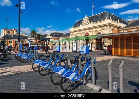 NIZZA, FRANKREICH - 23. AUGUST 2014: Fahrradverleih auf dem Platz vor dem Hauptbahnhof von Nizza - berühmtem Touristenort an der französischen Riviera Stockfoto