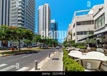 Moderne Hochhäuser am Rothschild Boulevard in Tel Aviv, Israel. Stockfoto
