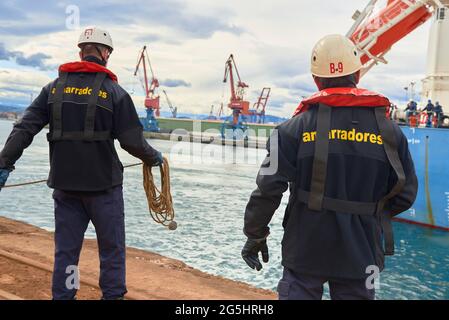 Zwei Hafenarbeiter, die ein Frachtschiff im Hafen von Bilbao, Biskaya, Baskenland, Euskadi, Spanien, Europa Stockfoto